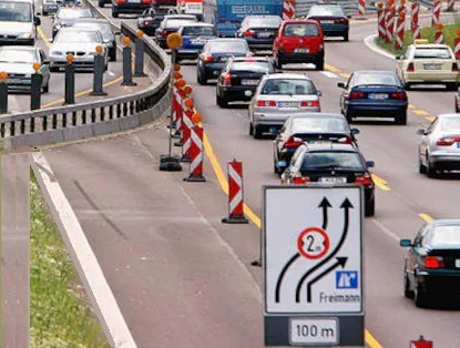 Wegwerkzaamheden met vele verbodsborden