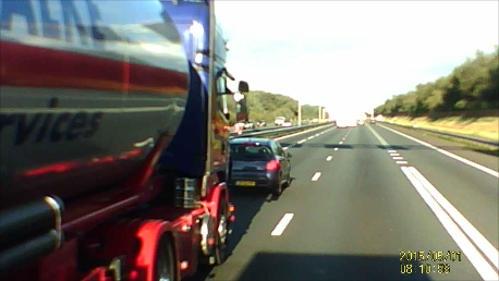 Inhalen tijdens inhaalverbod vrachtwagens snelheidverbod 80 km en bumperkleven opdrukken automobilist die net iets harder rijdt dan 80KM. Deze Truck heeft geen automatische rem voor afstand houden. Geen Set Distance Alert 70 m.